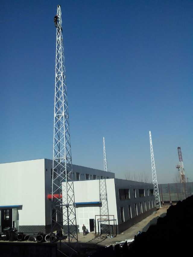 避雷塔有三种规格1、GFL四柱角钢避雷塔,2、GJT三柱圆钢避雷塔,3、GH钢管杆避雷塔。 避雷针塔的保护范围还要按照滚球法来计算保护半径和保护范围。避雷塔主要用于各种建筑的防雷工程,特别是炼油厂、加油站、化工厂、煤矿、炸药库、易燃易爆车间,更应该及时的安装避雷塔,因气候变化,雷电灾害不断加重,现在很多建筑都安装避雷塔,特别是楼顶不锈钢饰铁塔,造形样式多样,外形美观,设计新颖独特,广泛应用于各类大楼楼顶、广场及小区的绿地等的建筑,使之与建筑物交相辉映,成为城市中标志性的装饰建筑。避雷塔原理与避雷针一样。减